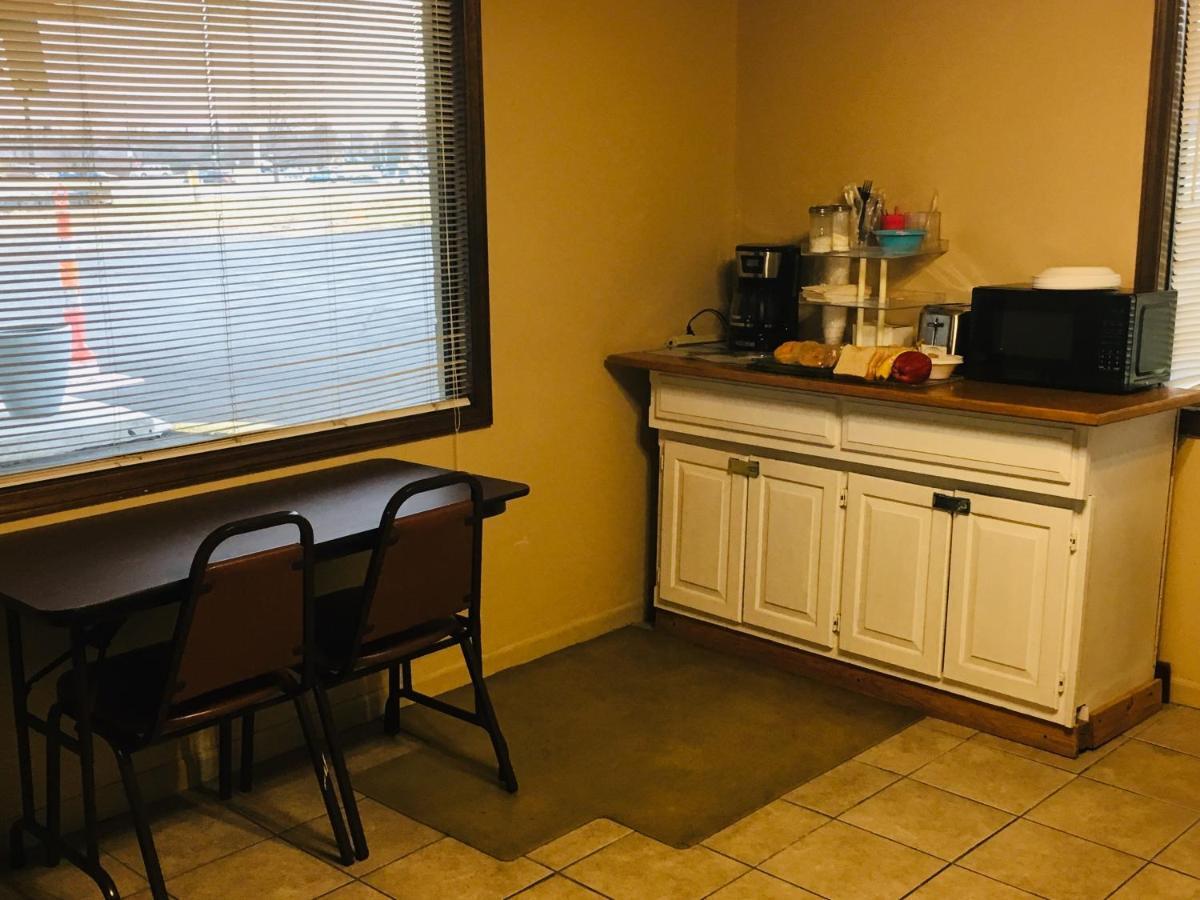 Budget Inn Caravan Motel Harrisonville Екстер'єр фото